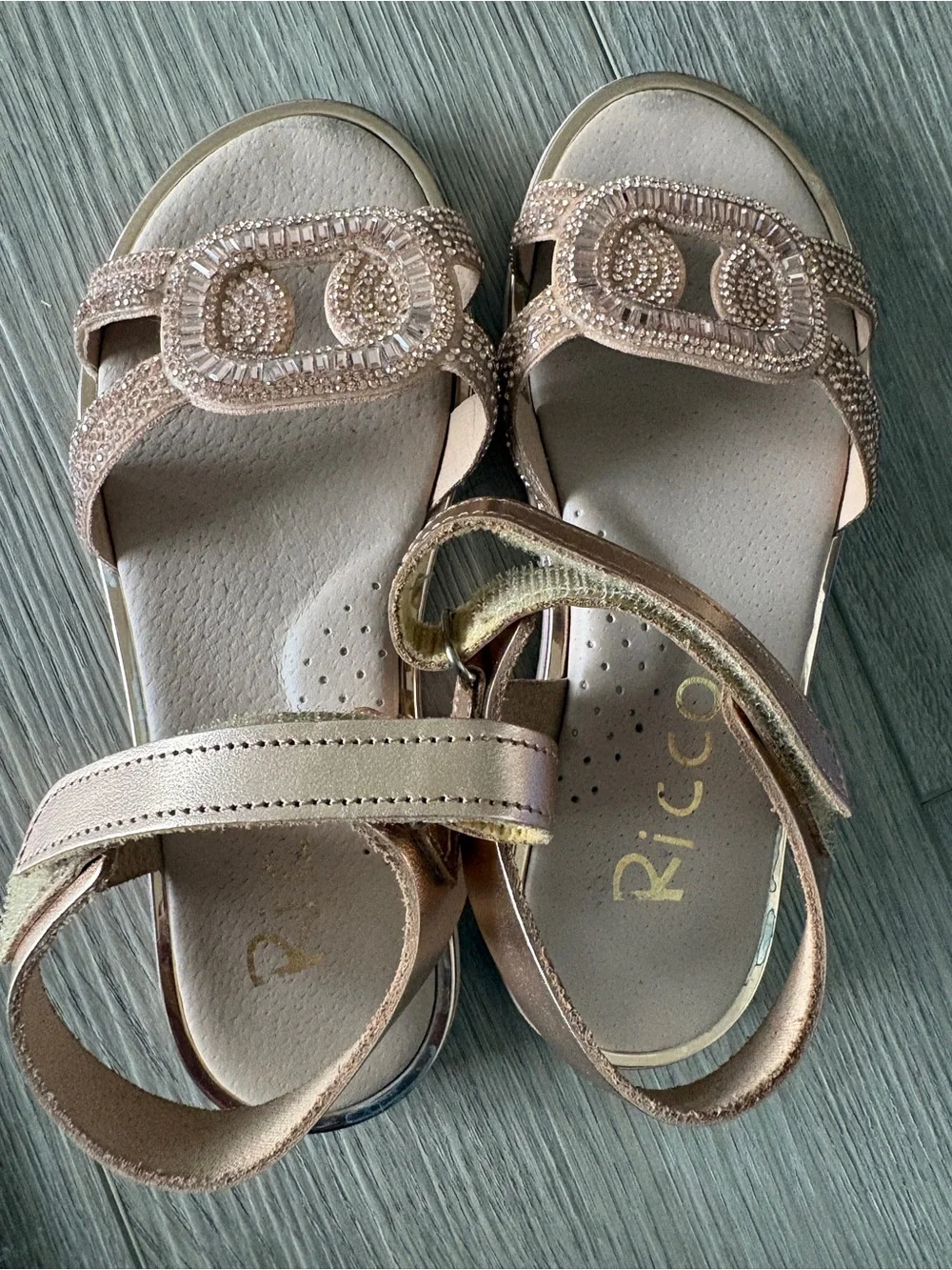 Ricco Girl’s rose gold leather rhinestone Velcro sandals size 1.5/2